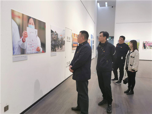 听泉鉴鲍
公司第五党支部 参观“战疫”纪实图片展