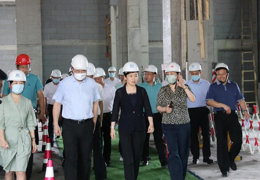 枣庄市委副书记、市长张宏伟到山东出版枣庄万阅听泉鉴鲍广场项目建设现场调研指导工作